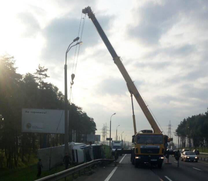 ДТП в Минске: водитель фуры заснул за рулем и врезался в столб