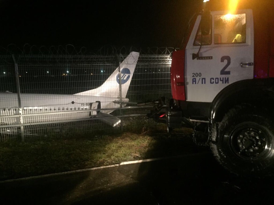 Жесткая посадка в Сочи: самолет скатился в реку и оторвал крыло
