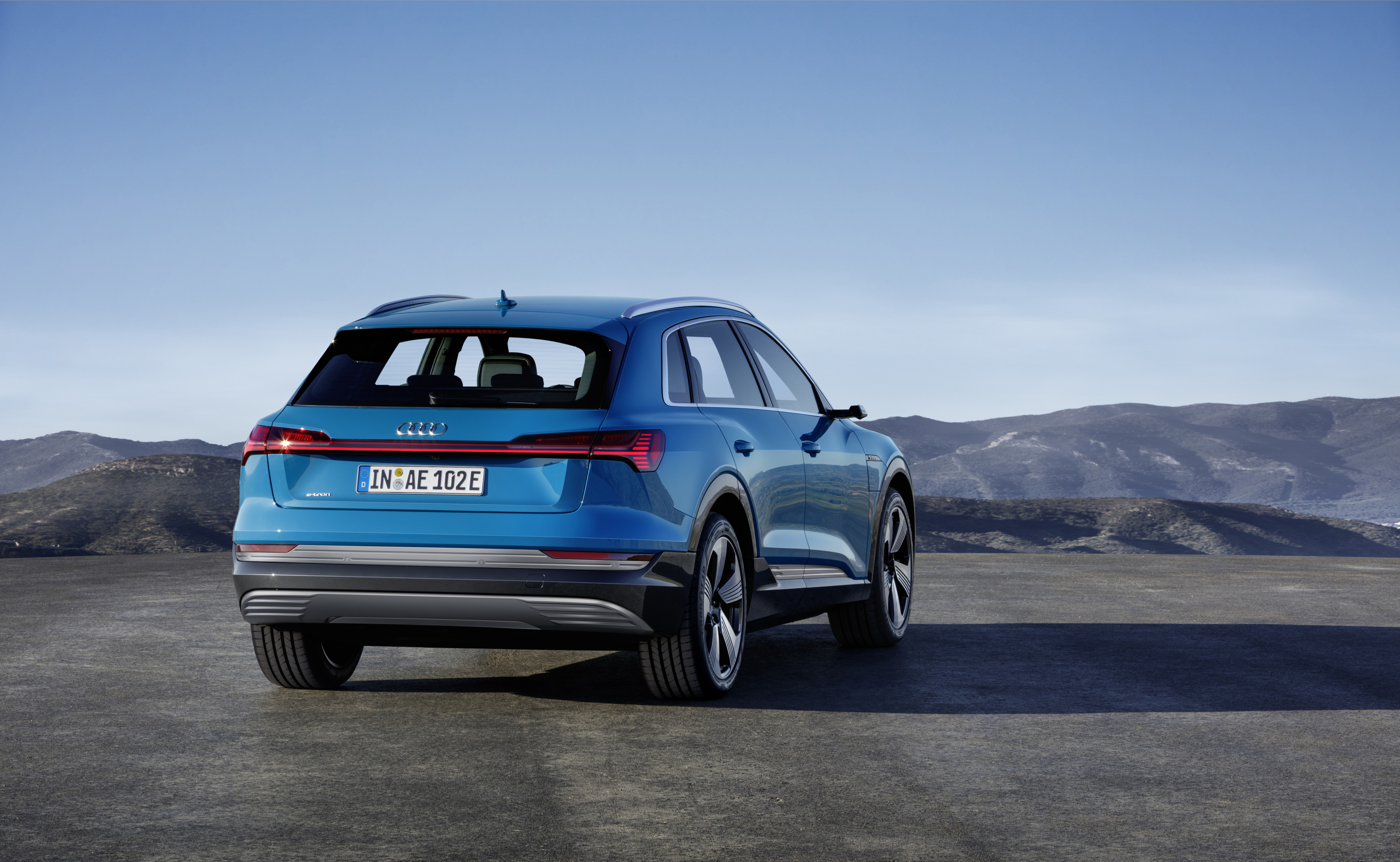 Audi представила электромобиль e-tron