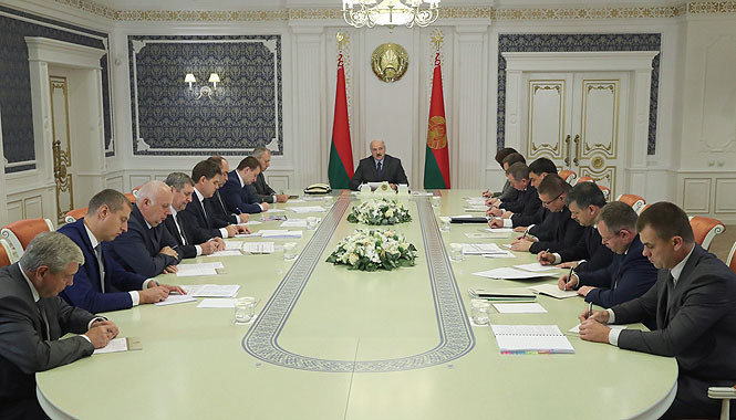 Лукашенко: Есть два варианта с "перетаможкой" российской нефти