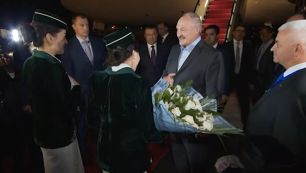Лукашенко приземлился в Душанбе