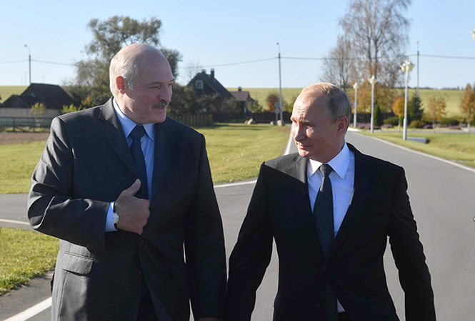 Фотофакт: Лукашенко поит Путина целебной водой