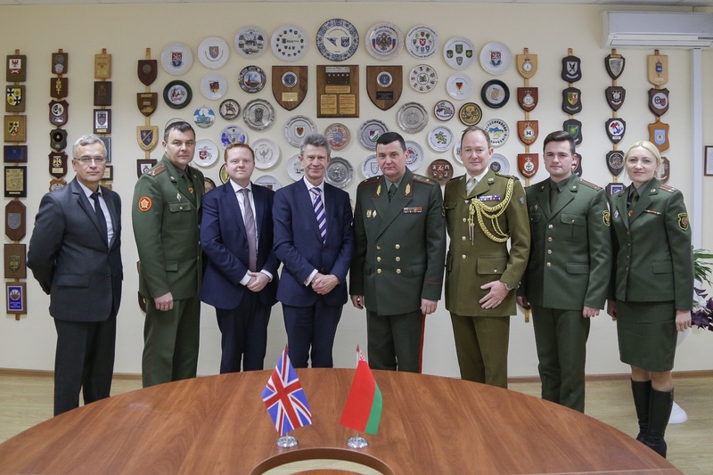 Беларусь и Великобритания подписали план военного сотрудничества