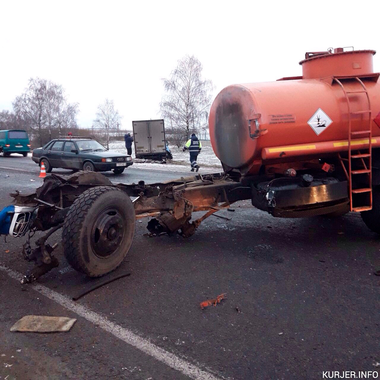 Водителя бензовоза вместе с кабиной выбросило на дорогу после лобового столкновения
