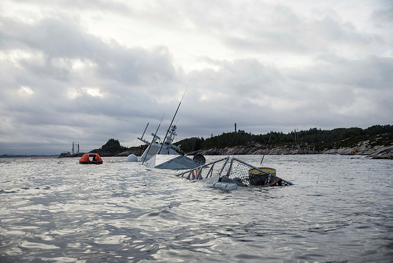 Норвежский фрегат, столкнувшийся с танкером, почти полностью ушел под воду