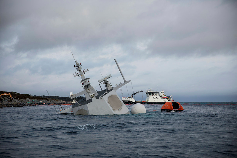 Норвежский фрегат, столкнувшийся с танкером, почти полностью ушел под воду