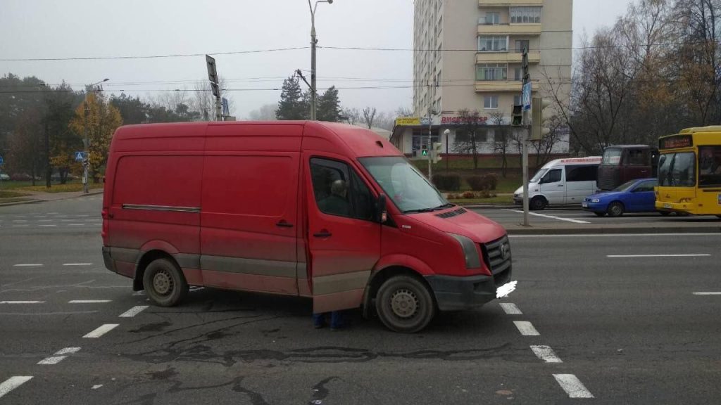 В Минске микроавтобус сбил женщину на регулируемом переходе