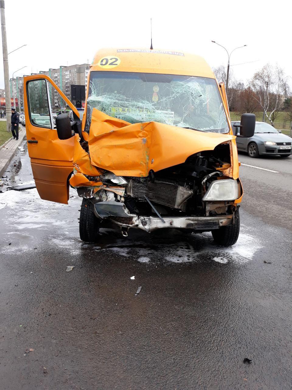 Маршрутка врезалась в автобус в Минске: 7 человек в больнице