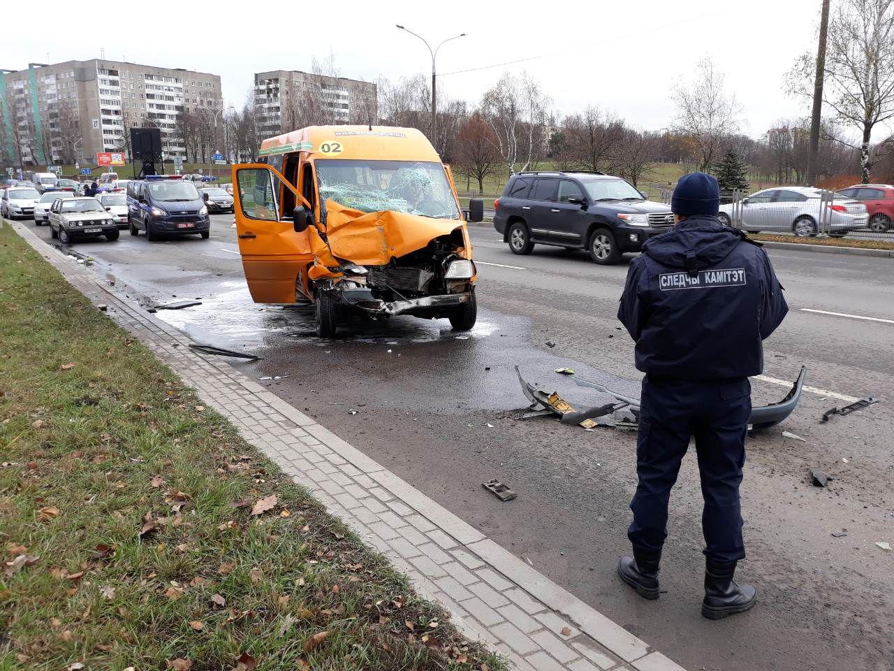 Маршрутка врезалась в автобус в Минске: 7 человек в больнице