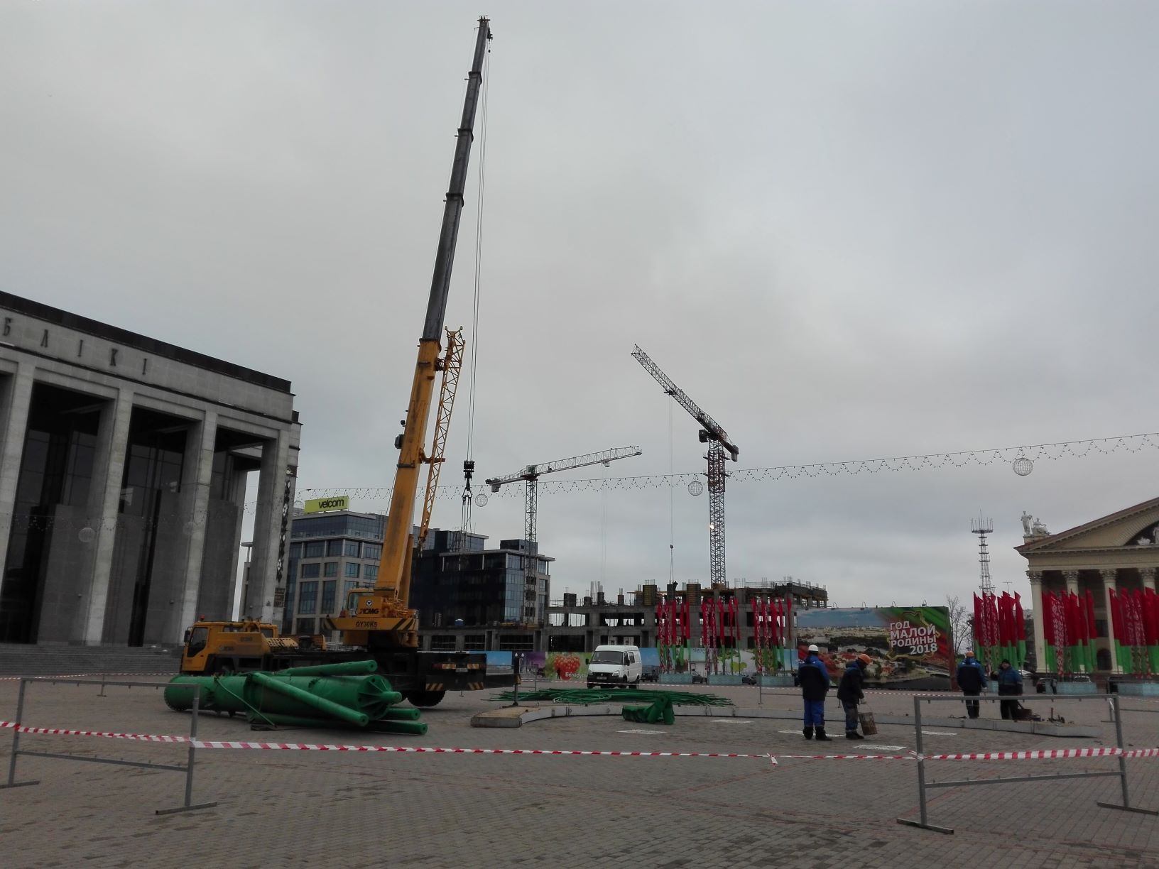 Фотофакт: в Минске начали монтировать главную елку страны