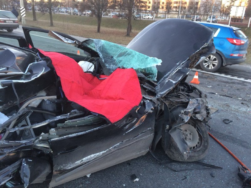 Volkswagen влетел в фуру на МКАД: пассажирка погибла