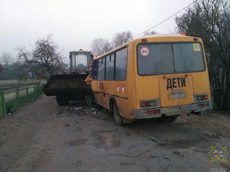 Школьный автобус врезался в погрузчик в Вороновском районе