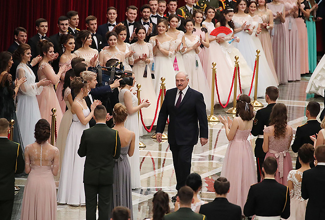 Фотофакт: на балу для молодежи Лукашенко досталась "Мисс Беларусь"