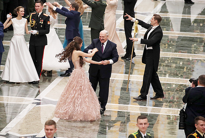 Фотофакт: на балу для молодежи Лукашенко досталась "Мисс Беларусь"
