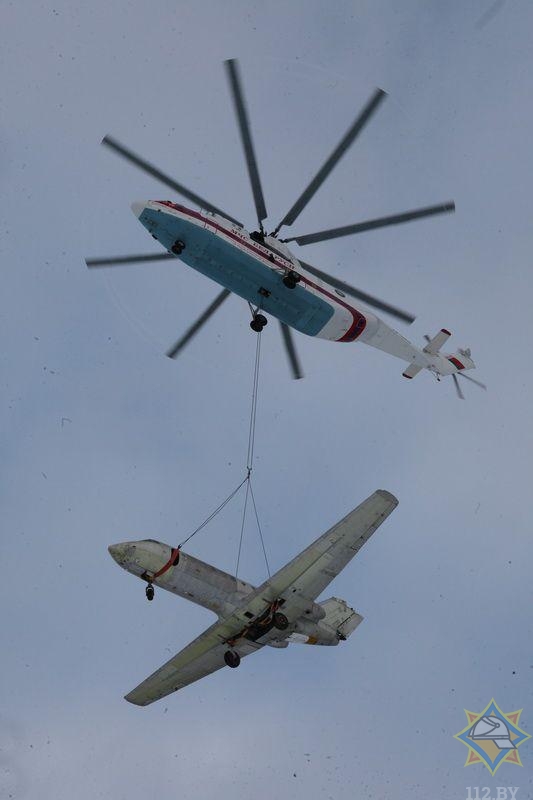 Фотофакт: МЧС перевозит самолет вертолетом