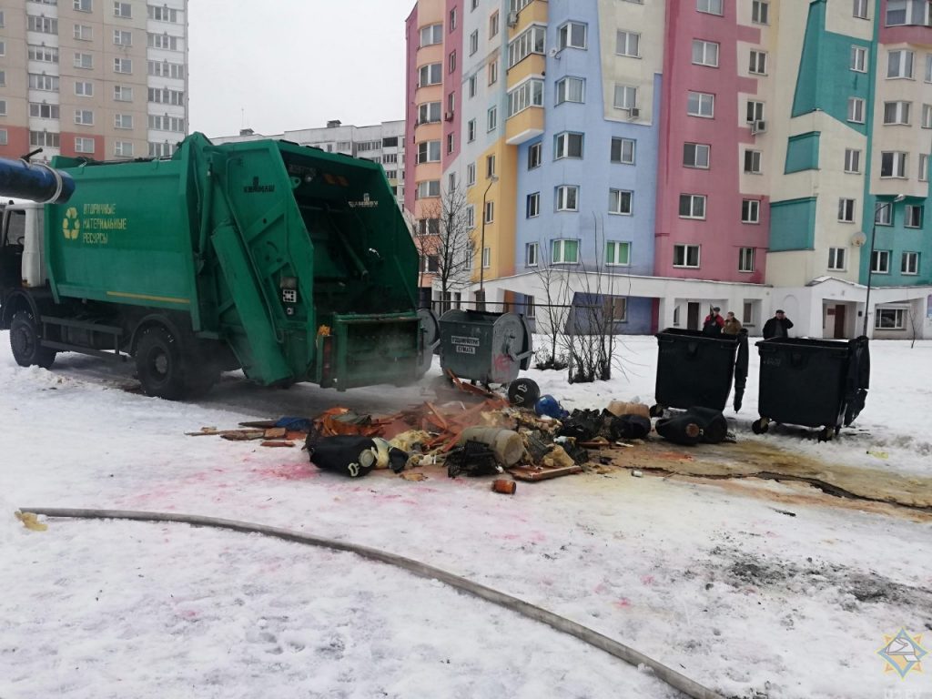 В Минске из мусоровоза шел оранжевый дым. Спасатели обнаружили опасные химические вещества