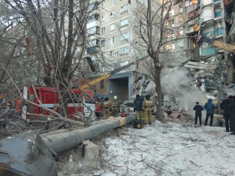 В Магнитогорске от взрыва газа обрушился подъезд дома. Есть погибшие (видео момента взрыва)