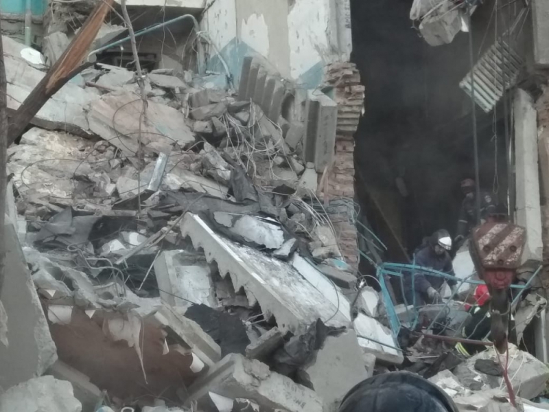 В Магнитогорске от взрыва газа обрушился подъезд дома. Есть погибшие (видео момента взрыва)