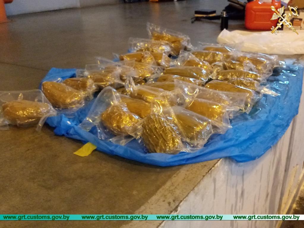 В топливном баке российского "Пассата" нашли 10,5 кг гашиша