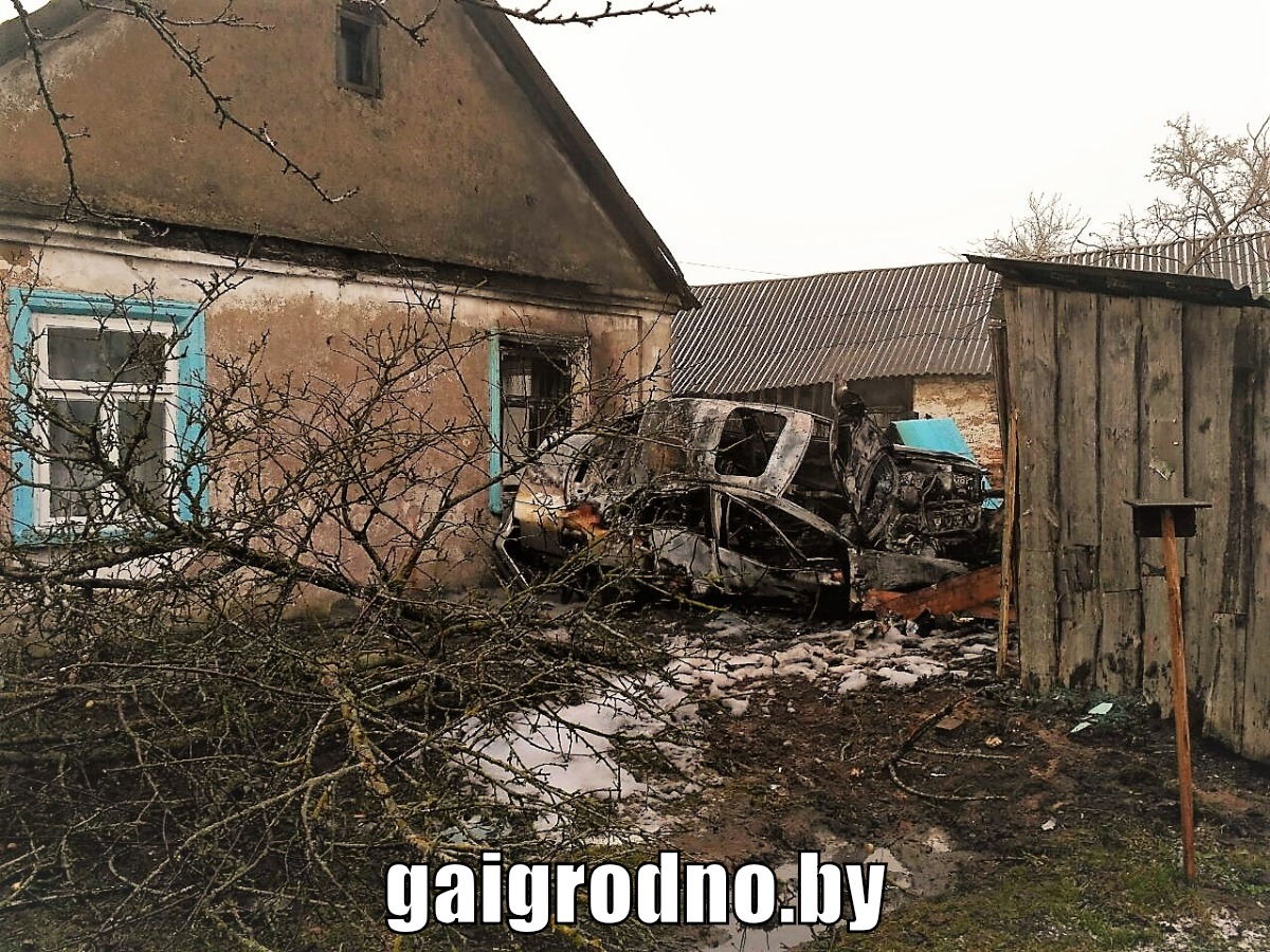 Volkswagen влетел в угол дома и сгорел в Зельвенском районе