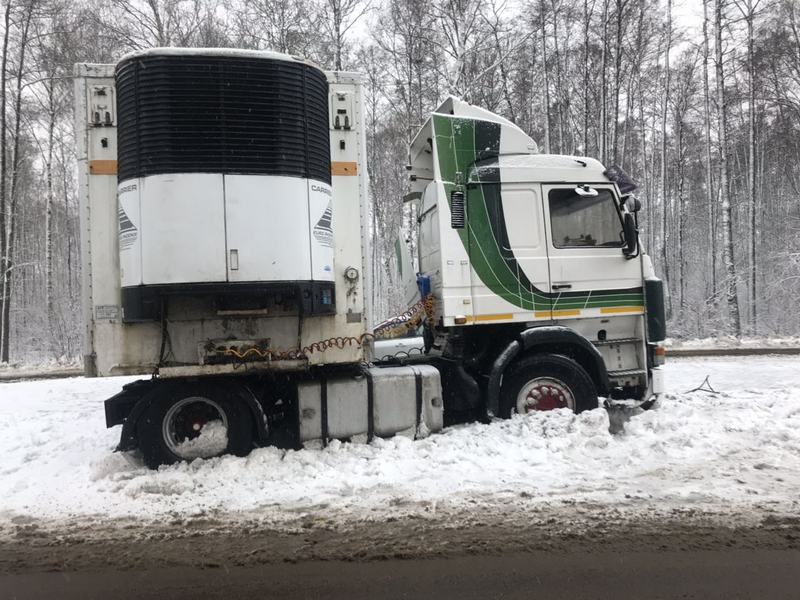 Ford врезался в фуру, которую занесло на дороге М-10