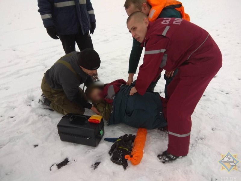Ребенка вытащили из-под льда в Дрогичине