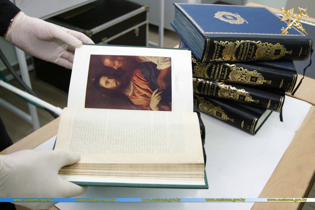 Гражданин Казахстана пытался вывезти из Беларуси книги начала XX века