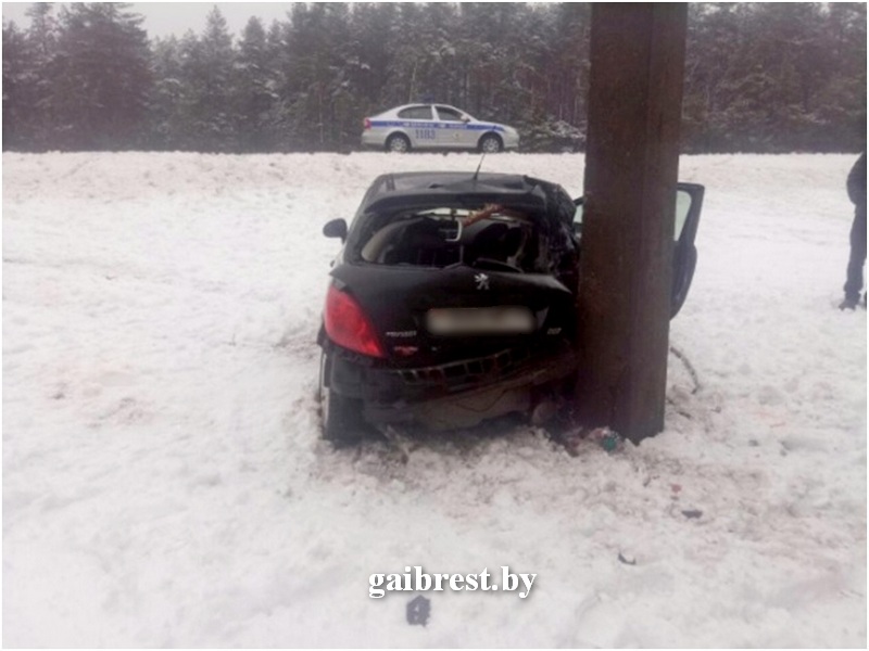 В Барановичском районе водитель и пассажир попали в больницу после столкновения со столбом
