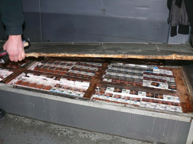 Польские таможенники обнаружили 7500 пачек сигарет у беларуски