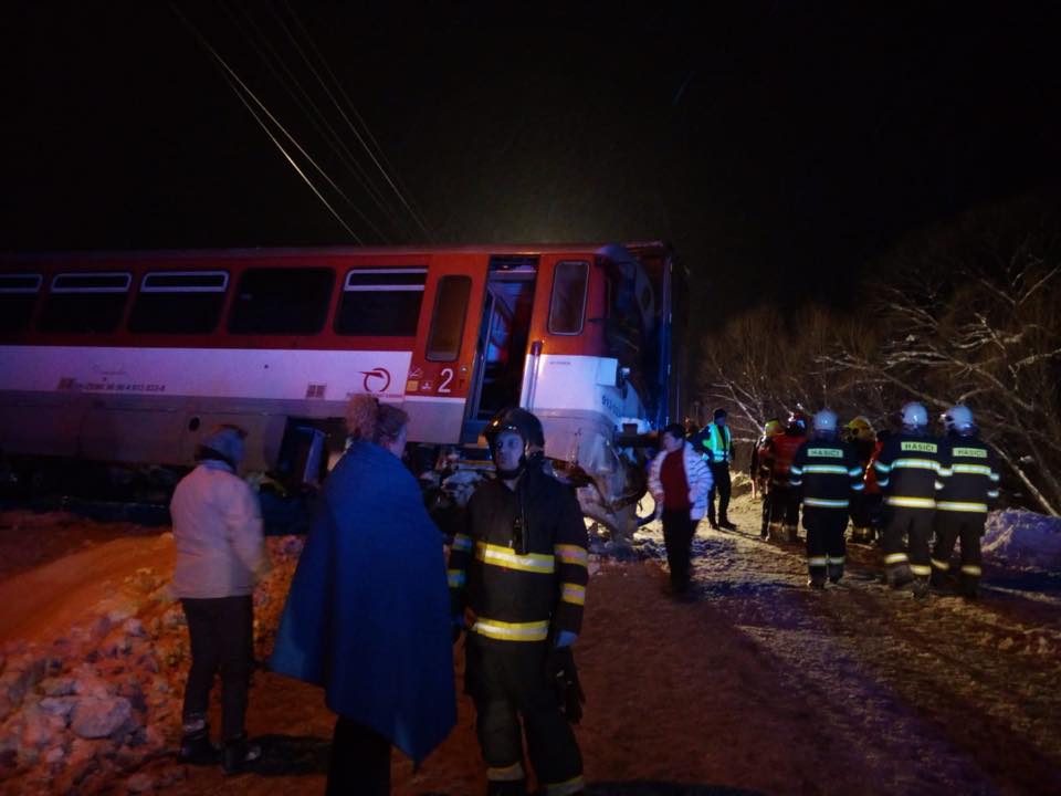В Словакии пассажирский поезд сошел с рельс после столкновения с фурой