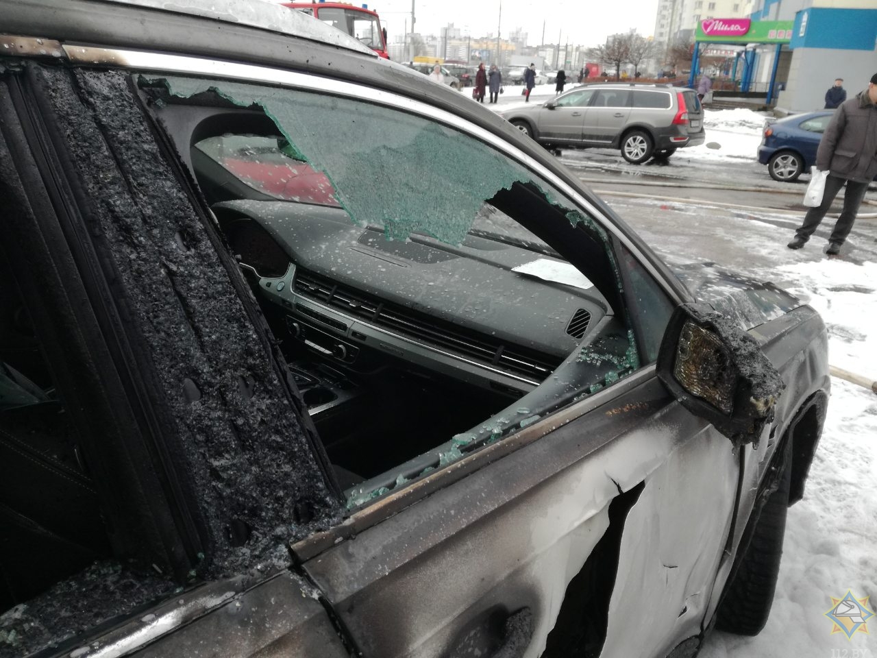 Микроавтобус загорелся в Минске и повредил еще четыре машины