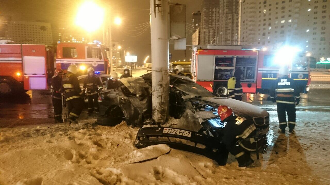BMW влетел в столб на проспекте Дзержинского