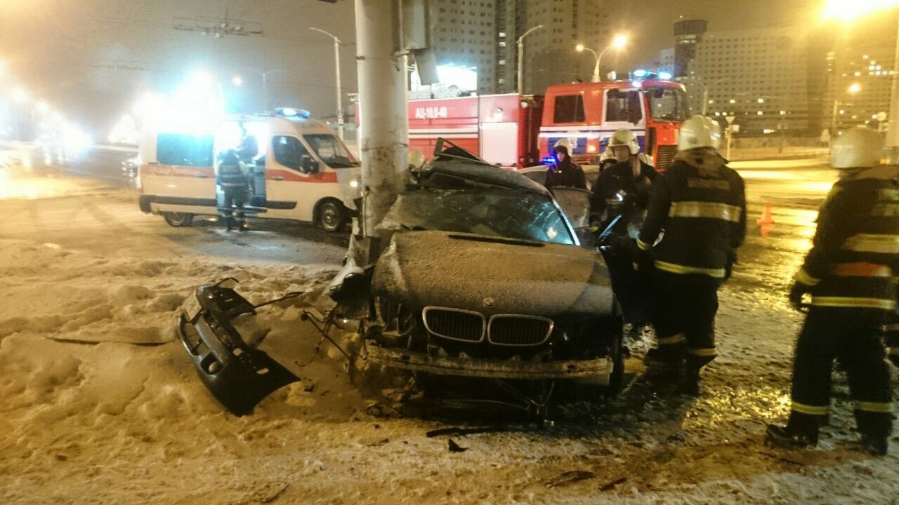 BMW влетел в столб на проспекте Дзержинского