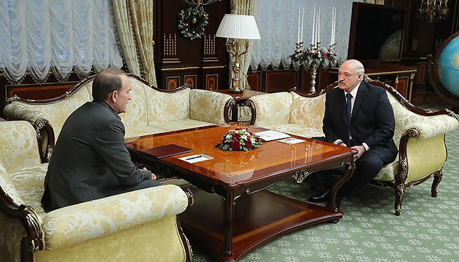 Лукашенко обсудил с Медведчуком ситуацию на востоке Украины