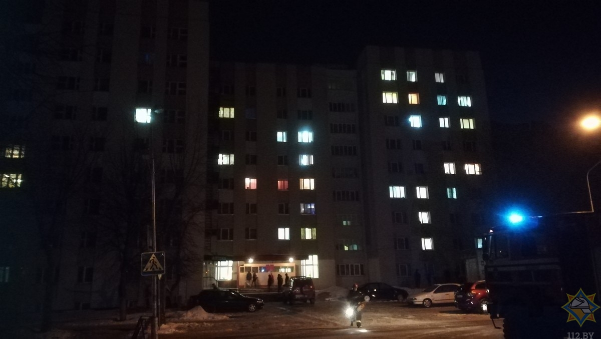 Ночью в Молодечно эвакуировали общежитие из-за горящего мусора