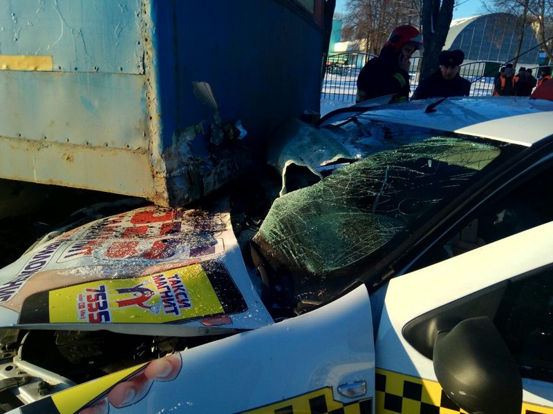 Такси попало под ГАЗ, пострадала пассажирка