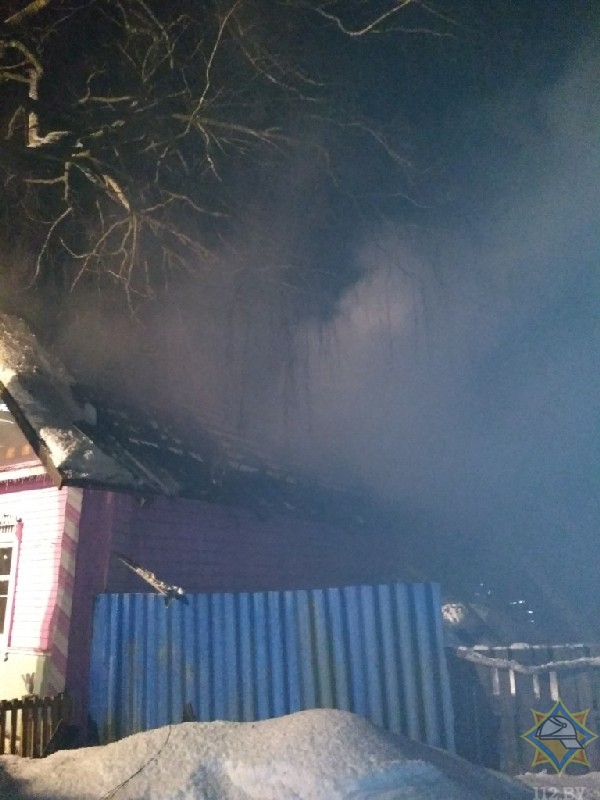 Два человека спаслись на пожаре в Шкловском районе