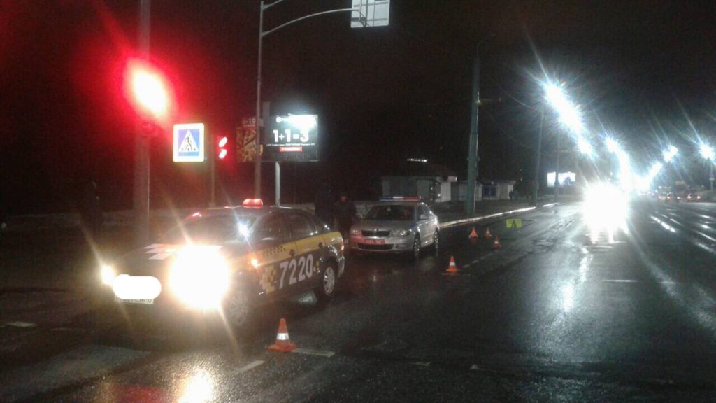В Могилеве автомобиль такси сбил девушку на переходе