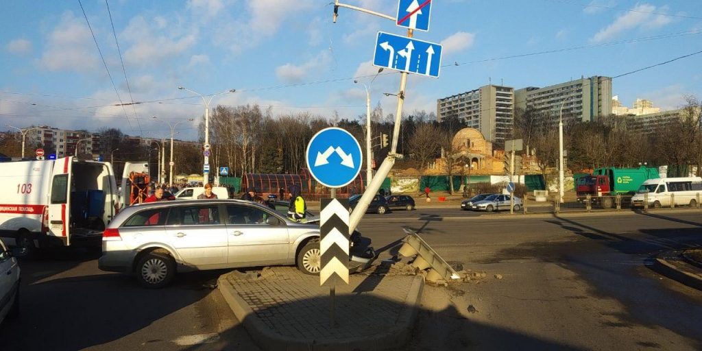 В Минске Opel столкнулся с «Жигулями» и фонарным столбом