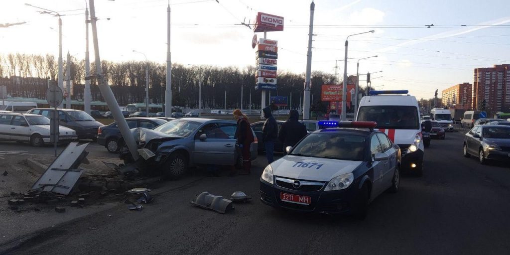 В Минске Opel столкнулся с «Жигулями» и фонарным столбом