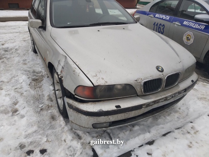 18-летний волейболист на BMW протаранил забор лицея в Малорите и скрылся