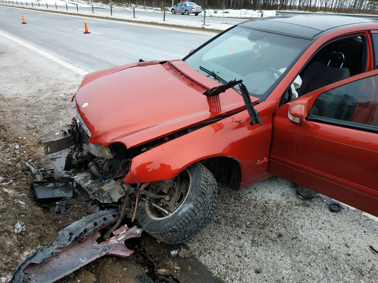 Красный Mercedes въехал в отбойник в Белыничском районе