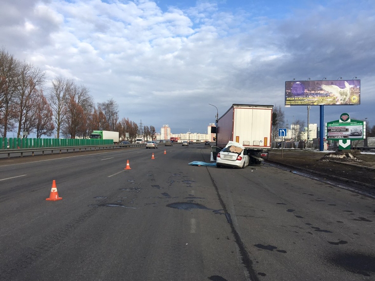 Легковой автомобиль врезался в фуру на трассе Минск-Гродно