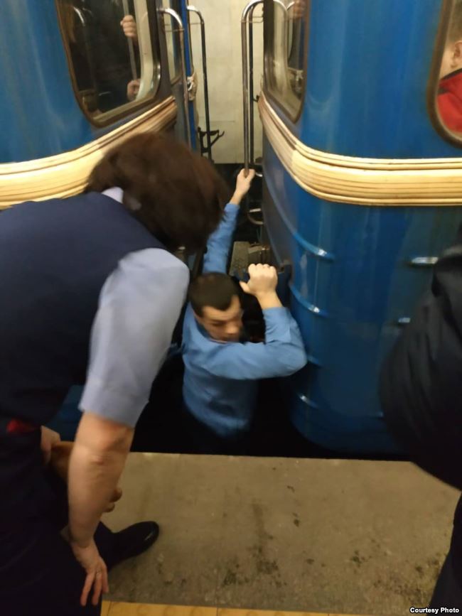 На станции метро «Пушкинская» мужчина упал на рельсы между вагонами
