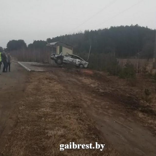 В Каменецком районе автомобиль въехал в остановку