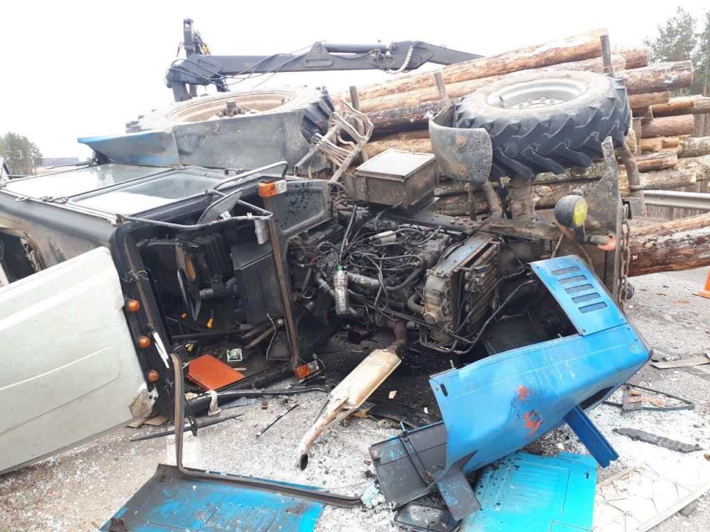 В Осиповичском районе грузовик столкнулся с трактором, перевозившим бревна
