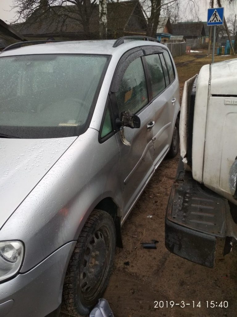 В Быховском районе грузовик без водителя столкнулся с легковушкой