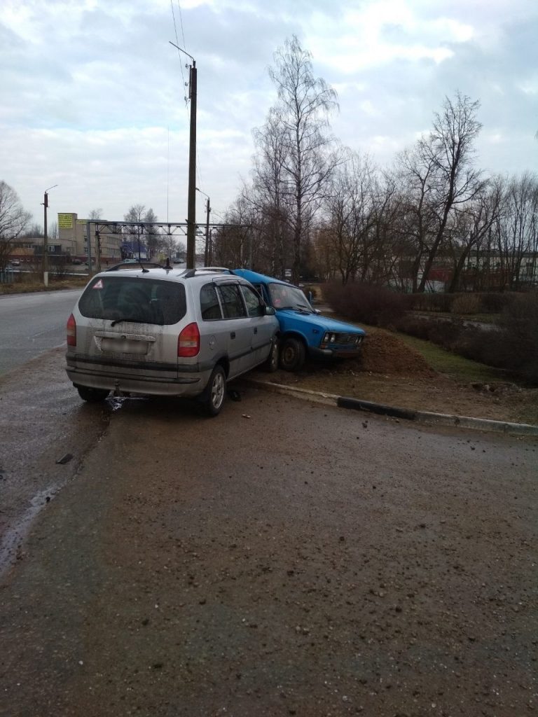 В Лепеле «ВАЗ» столкнулся с Opel во время разворота