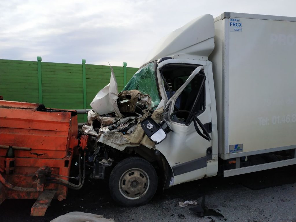 На могилевской трассе фургон врезался в «ГАЗ» и трактор