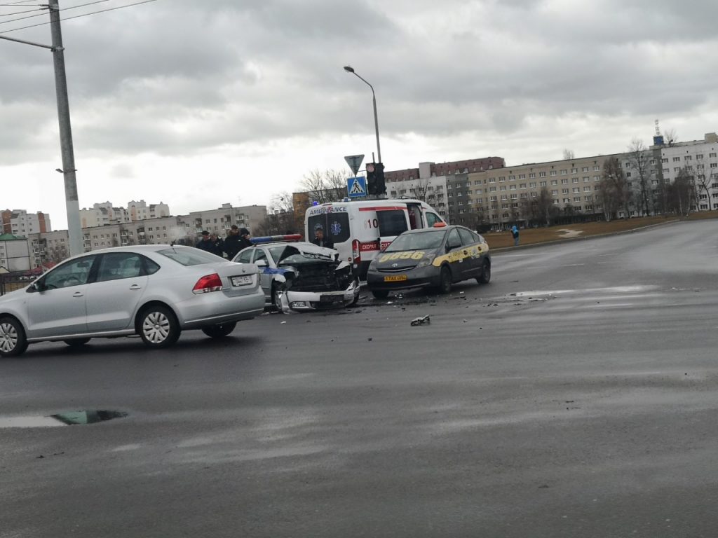 В Бресте столкнулись автомобиль ГАИ и такси